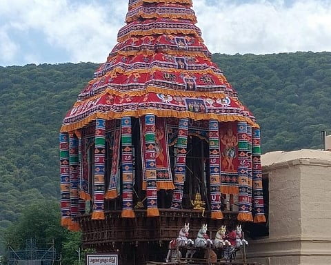 மதுரை அழகர்கோவில் கள்ளழகர் கோயிலில் ஆடிப்பெருந்திருவிழா தேரோட்டத்தை முன்னிட்டு இன்று தேருக்கு தலையலங்கார நிகழ்ச்சி நடைபெற்றது. அப்போது கிரேன் மூலம் 4 அடி உயர தங்கக் கலசம் பொருத்தப்பட்டது.