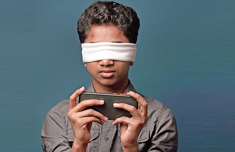 தினமும் மனதைக் கவனி -26: செல்போனில் மூழ்கிக் கிடக்கிறான் மகன்