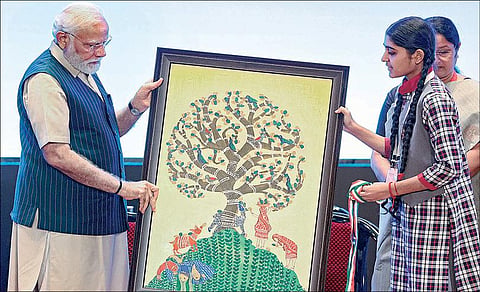 அகில இந்திய கல்வி மாநாட்டை பிரதமர் நரேந்திர மோடி டெல்லியில் நேற்று தொடங்கி வைத்தார். அப்போது ஒரு மாணவி தான் வரைந்த ஓவியத்தை பிரதமர் மோடிக்கு பரிசாக வழங்கினார். படம்: பிடிஐ