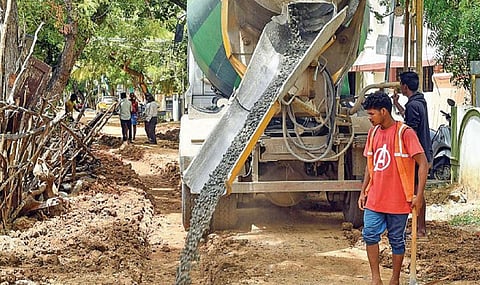 பள்ளத்தில் கான்கிரீட் கலவையை கொட்டி புதிய சாலை: மதுரை மாநகராட்சியின் புதிய முயற்சிக்கு வரவேற்பு