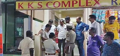 திருப்பூரில் கத்தியை காட்டி மிரட்டி ரூ.16 லட்சம் கொள்ளை: கோவையை சேர்ந்த காவலரின் கணவர் உட்பட 2 பேர் கைது