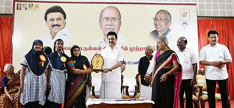 பேராசிரியர் மா.நன்னன் நூற்றாண்டு நிறைவு விழா சென்னையில் நேற்று நடைபெற்றது. இதில் பங்கேற்ற முதல்வர் மு.க.ஸ்டாலின், ஆசிரியர் மற்றும் மாணவ மாணவியர்களுக்கு பரிசுகளை வழங்கினார். உடன் திராவிடர் கழகத் தலைவர் கி.வீரமணி, அமைச்சர்கள் மா.சுப்பிரமணியன், அன்பில் மகேஸ் பொய்யாமொழி, பேராசிரியர் மா.நன்னனின் மனைவி பார்வதி அம்மையார் உள்ளிட்டோர்.