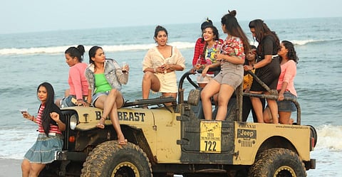 ‘வெப்’ படத்துக்காக பிரம்மாண்ட குகை செட்
