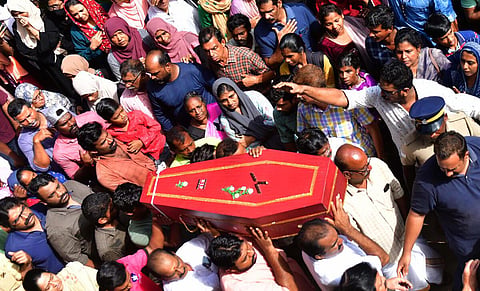 “அரசால் முடியாவிட்டால் மக்களிடம் ஒப்படையுங்கள்” - கேரள சிறுமி இறுதி ஊர்வலத்தில் ஒலித்த குரல்கள்