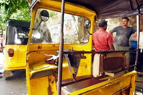 புதுச்சேரியில் மீட்டர் இல்லாமல் ஓடும் ஆட்டோக்கள் - தாறுமாறாக கட்டணம் வசூலிப்பதால் சுற்றுலா பயணிகள் பாதிப்பு