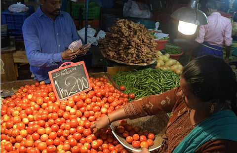 விலை மேலும் அதிகரிப்பு எதிரொலி: தமிழகத்தில் 500 ரேஷன் கடைகளில் தக்காளி விற்பனை