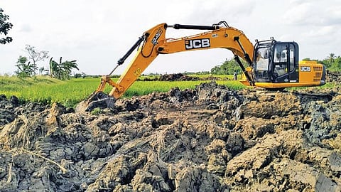சேத்தியாத்தோப்பு அருகே வளையமாதேவி பகுதியில் என்எல்சி சார்பில் 5-வது நாளாக வாய்க்கால் வெட்டும் பணி நடைபெற்றது.