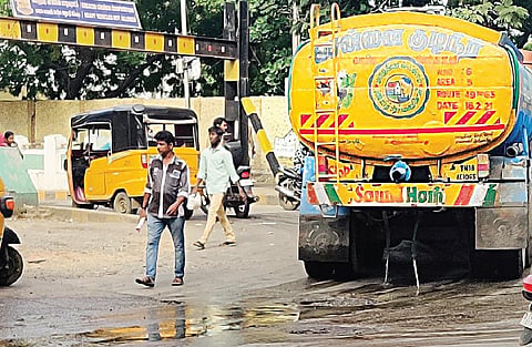 ‘தண்ணீர் சிக்கனம்’ - ஊருக்குதான் உபதேசம் | ஒழுகும் லாரிகள்... உருக்குலையும் சென்னை சாலைகள்!