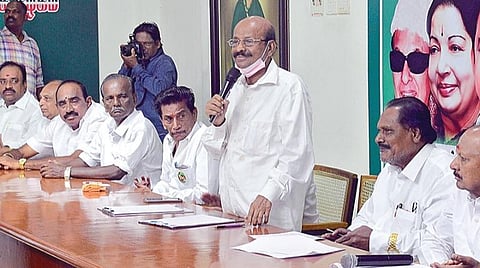 மதுரையில் ஆக.20-ம் தேதி நடக்க உள்ள அதிமுக மாநில மாநாடு தொடர்பாக சென்னை ராயப்பேட்டையில் நேற்று நடந்த அனைத்துலக எம்ஜிஆர் மன்ற நிர்வாகிகள் கூட்டத்தில் செயலாளர் பொன்னையன் பேசினார். உடன் நிர்வாகிகள். படம்: எஸ்.சத்தியசீலன்