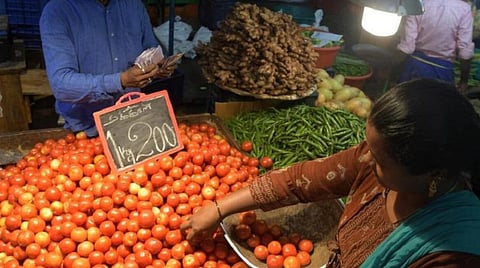 கோயம்பேடு சந்தையில் சில்லறை விலையில் தக்காளி கிலோ ரூ.200 ஆக உயர்வு