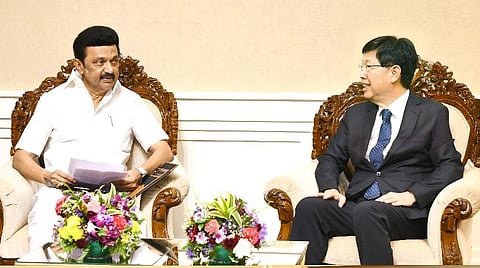 ஃபாக்ஸ்கான் நிறுவனத்தின் தலைவர் யங் லியு, முதல்வர் ஸ்டாலினை சந்தித்து தமிழ்நாட்டில் ஃபாக்ஸ்கான் நிறுவனம் மேற்கொண்டு வரும் புதிய முதலீடுகள் குறித்துப் பேசினார்.