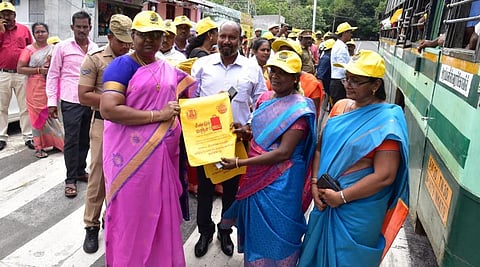 கொல்லிமலை வல்வில் ஓரி விழாவை முன்னிட்டு பொதுமக்களுக்கு மாவட்ட ஆட்சியர் ச.உமா மஞ்சப்பை கொடுது்து விழிப்புணர்வு ஏற்படுத்தினார்.