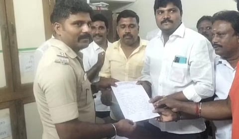 அதிமுக கொடி, சின்னத்தை சட்டவிரோதமாக பயன்படுத்தியதாக ஓபிஎஸ் ஆதரவாளர்கள் மீது காவல் நிலையத்தில் புகார்