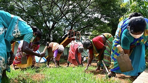 நூறு நாள் வேலை: பணியாளர்கள் பாதுகாக்கப்பட வேண்டும்