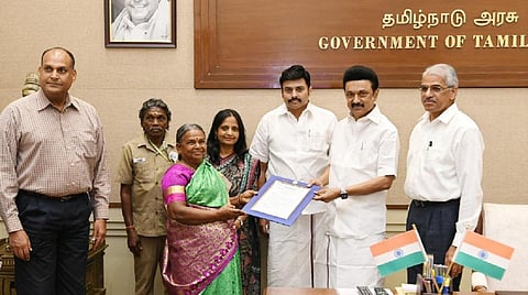 தெப்பக்காடு யானைகள் முகாமில் முதல் பெண் காவடியாக பெள்ளி நியமனம்