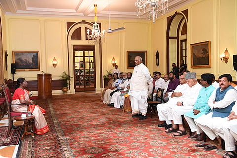 குடியரசுத் தலைவர் திரவுபதி முர்முவை சந்தித்த மல்லிகார்ஜுன கார்கே மற்றும் எதிர்க்கட்சி எம்பிக்கள்