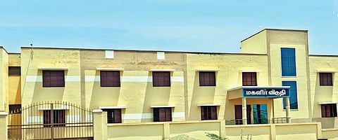 கோவில்பட்டி கிருஷ்ணாநகரில் உள்ள அரசு கலை மற்றும் அறிவியல் கல்லூரி வளாகத்தில் கட்டி முடித்து ஓராண்டாகியும் செயல்படாத மாணவிகள் விடுதி.