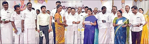 தருமபுரி மாவட்டம் ஒகேனக்கல்லில் நடந்த ஆடிப் பெருக்கு விழாவில் பயனாளிகளுக்கு சுற்றுலாத் துறை அமைச்சர் ராமச்சந்திரன் நலத்திட்டங்களை வழங்கினார். உடன், மாவட்ட ஆட்சியர் சாந்தி உள்ளிட்டோர்