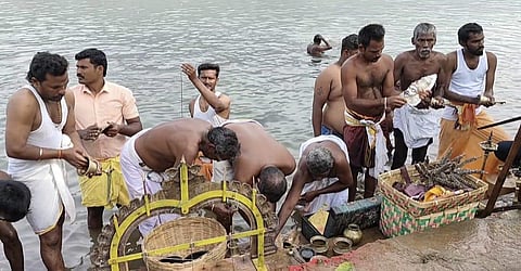 எடப்பாடி அருகே காவிரி ஆற்றில் குலதெய்வ சாமி சிலைகளையும், பூஜை பொருட்களையும் புனித நீரூற்றி கழுவி சாமிக்கு அலங்காரம் செய்து பூஜை செய்து வழிபட்டனர்.