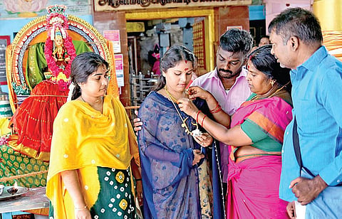 ஆடிப்பெருக்கு விழாவையொட்டி நேற்று சிலர் கோயில்களில் பெரியவர்கள் முன்னிலையில் மாங்கல்யம் மாற்றிக்கொண்டனர். இடம்: சைதாப்பேட்டை கடும்பாடியம்மன் கோயில். படம்: ம.பிரபு