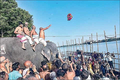 ஸ்ரீரங்கம் அம்மா மண்டபத்தில் நேற்று நடைபெற்ற காவிரி தாய்க்கு நம்பெருமாள் சீர்கொடுக்கும் நிகழ்ச்சி