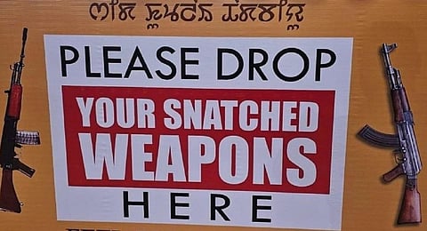 மணிப்பூர் ஆயுதக் கிடங்கில் துப்பாக்கிகள், சிறு பீரங்கிகள் சூறை - 40 வாகனங்களில் 500 பேர் கும்பல் கைவரிசை