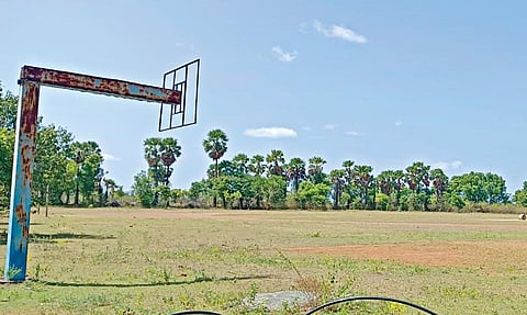 விளையாட்டு உபகரணங்கள் இல்லாததால் தவிக்கும் அரசுப் பள்ளி மாணவர்கள்!