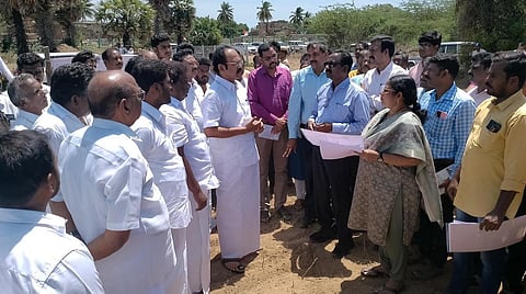 அரியலூர் மாவட்டம் கங்கைகொண்ட சோழபுரத்தில் அருங்காட்சியகம் அமையவுள்ள இடத்தினை பார்வையிடுகிறார் தொல்லியல் துறை அமைச்சர் தங்கம் தென்னரசு. உடன் போக்குவரத்து துறை அமைச்சர் சிவசங்கர், ஆட்சியர் ஆனிமேரி ஸ்வர்ணா.