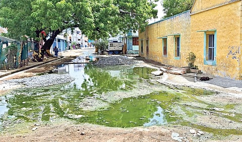 கோவில்பட்டி அருகே கசவன்குன்று பள்ளிக்கூடத் தெருவில் நடைபெறும் வாறுகால் பணிகளால், பள்ளிகளுக்கு ஆர்.சி. நடுநிலைப்பள்ளி அருகே பாசி படிந்த நிலையில் தேங்கி இருக்கும் கழிவுநீர்.