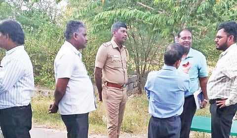 கிருஷ்ணகிரியில் பட்டாசு கிடங்கு வெடிவிபத்தில் உயிரிழந்த ராஜேஸ்வரியின் வீட்டுக்கு நேற்று விசாரணை நடத்த வந்த மத்திய பெட்ரோலியம் மற்றும் வெடி பொருட்கள் பாதுகாப்புத் துறை அலுவலர் குழுவினர்