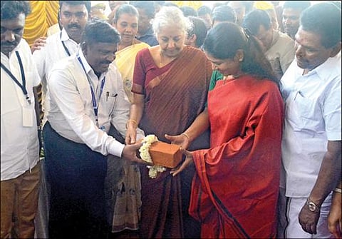 ஆதிச்சநல்லூரில் உலகத் தரத்திலான அருங்காட்சியகம் அமைக்கும் பணிக்கு நேற்று அடிக்கல் நாட்டினார் மத்திய நிதியமைச்சர் நிர்மலா சீதாராமன். உடன், அமைச்சர் அனிதா ராதாகிருஷ்ணன், கனிமொழி எம்.பி. மற்றும் அதிகாரிகள் உள்ளிட்டோர். படம்: மு.லெட்சுமி அருண்