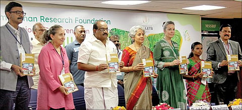 சென்னையில் நேற்று தொடங்கிய சர்வதேச அளவிலான சிறுதானியங்கள் மாநாட்டில், எம்.எஸ்.சுவாமிநாதன் ஆராய்ச்சி அறக்கட்டளையின் ஆண்டறிக்கையை வெளியிட்டார் உணவுத் துறை அமைச்சர் ஆர்.சக்கரபாணி. உடன், அறக்கட்டளைத் தலைவர் சவுமியா சுவாமிநாதன், பேராசிரியர் ரூத் டிஃப்ரைஸ், ஐக்கிய நாடுகள் சபை உலக உணவுத் திட்ட இயக்குநர் எலிசபெத் ஃபாரே உள்ளிட்டோர்.