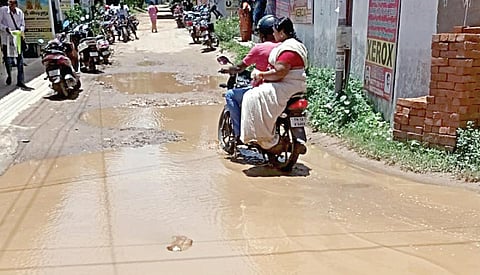 ஆவடி, மார்டன் சிட்டி சார் பதிவாளர் அலுவலகம் அருகே உள்ள தெருவில் தேங்கி நிற்கும் மழைநீர்.