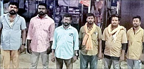 வடமாநில தொழிலாளர்களிடம் அதிக பணம் வாங்கி ஏமாற்றியதாக போலீஸாரிடம் சிக்கிய 6 ஆட்டோ ஓட்டுநர்கள்.