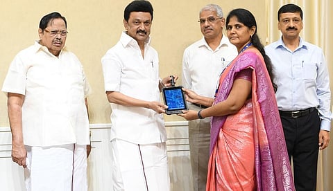 தமிழக நீர்வளத் துறை பொறியாளர்களுக்கு DGPS மற்றும் கையடக்க GPS கருவிகளை முதல்வர் ஸ்டாலின் வழங்கினார்.