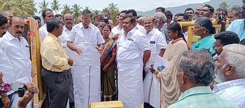 எச். புதுப்பட்டி அருகில் 4 வழிச் சாலையில் டோல்கேட் அமைக்கக் கூடாது என வலியுறுத்தி கேபி அன்பழகன் எம்எல்ஏ தலைமையில் அதிமுகவினர் முற்றுகையிட்டனர். படம்- எஸ். செந்தில்