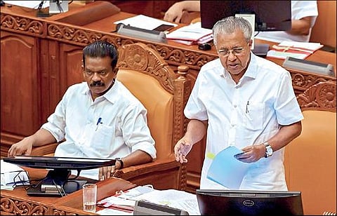 பொது சிவில் சட்டத்துக்கு எதிரான தீர்மானத்தை கேரள சட்டப்பேரவையில் நேற்று தாக்கல் செய்து உரையாற்றுகிறார் முதல்வர் பினராயி விஜயன். அருகில் கேபினட் அமைச்சர் ராதாரகிருஷ்ணன். படம்: பிடிஐ