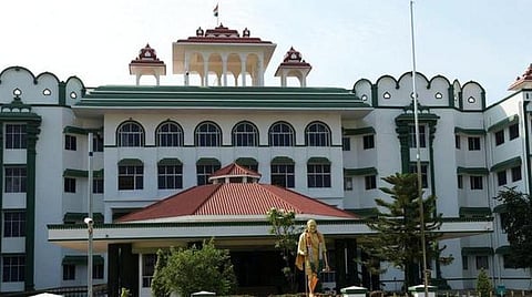 "பணம் இல்லாதவர்கள் அரசு மருத்துவமனைக்கே செல்ல முடியும்" - உயர் நீதிமன்றம்