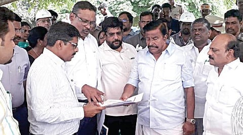 மாமல்லபுரத்தை அடுத்த பேரூரில் கடல்நீரை குடிநீராக்கும் தொழிற்சாலை அமைய உள்ள பகுதியை அமைச்சர்கள் கே.என்.நேரு, தா.மோ.அன்பரசன், ஆட்சியர் ஆ.ர.ராகுல்நாத் உள்ளிட்டோர் பார்வையிட்டனர்.