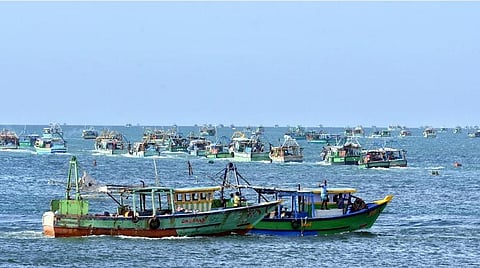 கடலில் தத்தளித்த இலங்கை மீனவர்கள் கைது