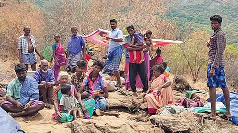வத்திராயிருப்பு அருகே வனப்பகுதியில் குடியேறிய பழங்குடியின மக்கள் 2-வது நாளாக போராட்டம்