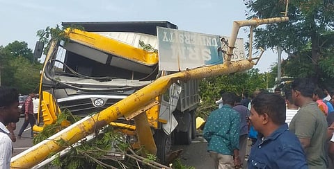 பொத்தேரி அருகே சாலையை கடக்க காத்திருந்த இருசக்கர வாகனங்கள் மோதி விபத்து ஏற்படுத்திய டிப்பர் லாரி