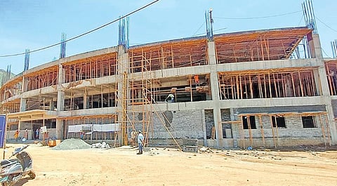 கிரிக்கெட் மைதானம் போல அலங்காநல்லூரில் பிரம்மாண்டமாக தயாராகும் ஜல்லிக்கட்டு மைதானம்