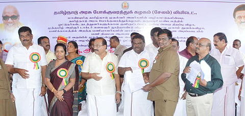கிருஷ்ணகிரி புறநகர் கிளை வளாகத்தில் நடந்த விழாவில் போக்குவரத்து கழகத்தில் பணிக்காலத்தில் உயிரிழந்த வாரிசுதார்களுக்கு கருணை அடிப்படையில் பணி நியமன ஆணைகளை அமைச்சர்கள் சிவசங்கர், சக்கரபாணி ஆகியோர் வழங்கினர்.