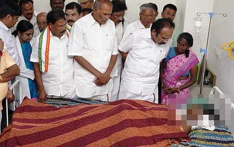 பாதிக்கப்பட்ட மாணவனுக்கு ஆறுதல் கூறும் அமைச்சர் தங்கம் தென்னரசு