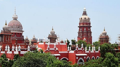 விவசாய நிலத்தில் புதைக்கப்பட்ட முதியவர் உடலை தோண்டி எடுத்து கிராம மயானத்தில் அடக்கம்
