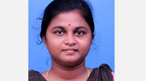 தமிழக அரசின் மாநில இளைஞர் விருதுக்கு தேர்ந்தெடுக்கப்பட்டுள்ள எழுமலையைச் சேர்ந்த சமூக சேவகி செ.சந்திரலேகா.