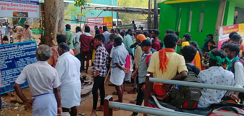 சதுரகிரி சுந்தர மகாலிங்கம் கோயிலுக்கு செல்வதற்கு பிற்பகல் 12 மணிக்கு மேல் அனுமதி மறுக்கப்பட்டதால் தாணிப்பாறை நுழைவு வாயில் முன் காத்திருந்த பக்தர்கள்.