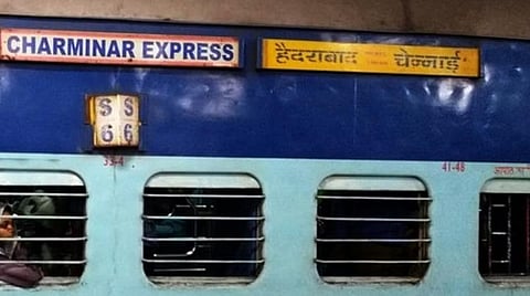 ஹைதராபாத்தில் இருந்து சென்னைக்கு வந்த 2 ரயில்களில் பயணிகளிடம் நகைகள் பறிப்பு
