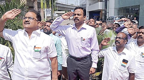 சென்னை கோயம்பேட்டில் உள்ள வீட்டு வசதி வாரிய தலைமை அலுவலகத்தில், வாரியத்தின் தலைவர் பூச்சி எஸ்.முருகன், தேசியக் கொடியை ஏற்றிவைத்து மரியாதை செலுத்தினார். உடன் வீட்டு வசதி வாரிய செயலாளர் மற்றும் பணியாளர் அலுவலர் கு.சரவணமூர்த்தி, தலைமை பொறியாளர் கண்ணன், வாரிய நிதி ஆலோசகர் கோவிந்தராஜ் உள்ளிட்டோர்.